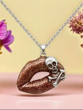 Controse Toxic Love Skull Necklace, VGUC